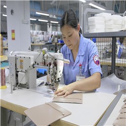 Why do customers choose to cooperate with Guangzhou Boshen Leather Goods Manufacturer for manufacturing of customized hangbags?