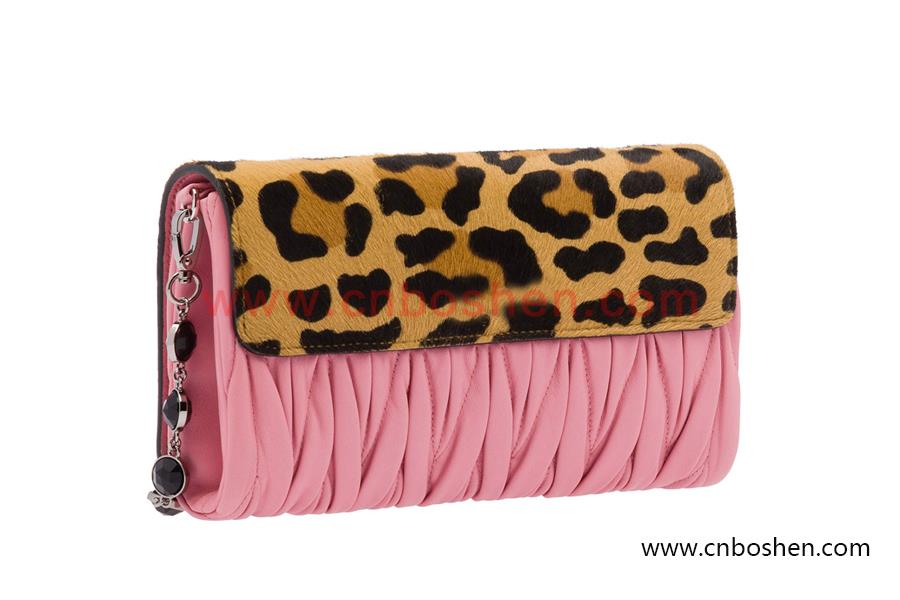 How do leather goods manufacturers calculate the product cost?