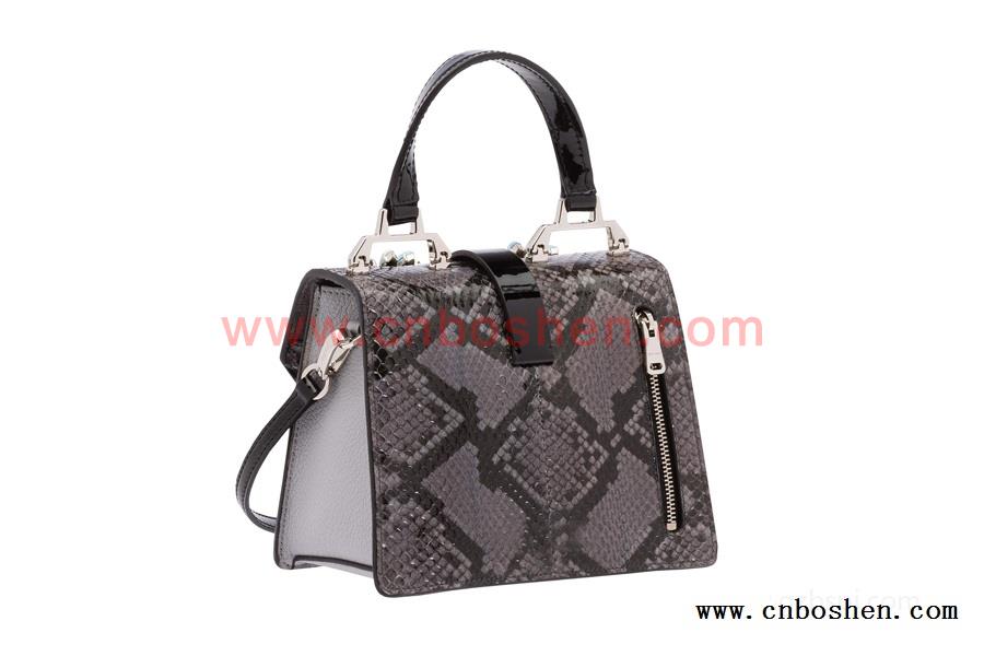 Employees in handbag manufacturers in Guangzhou should develop the good habit of 