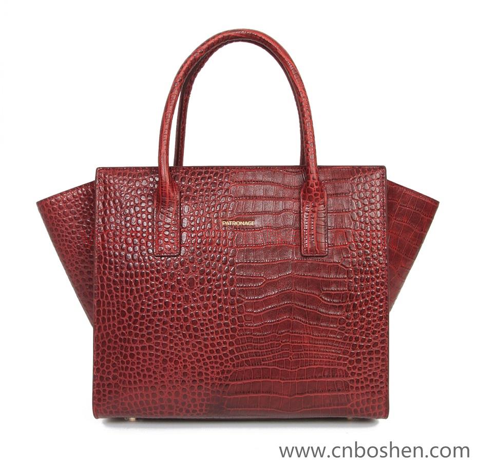 How do leather goods bag manufacturers customize handbags?