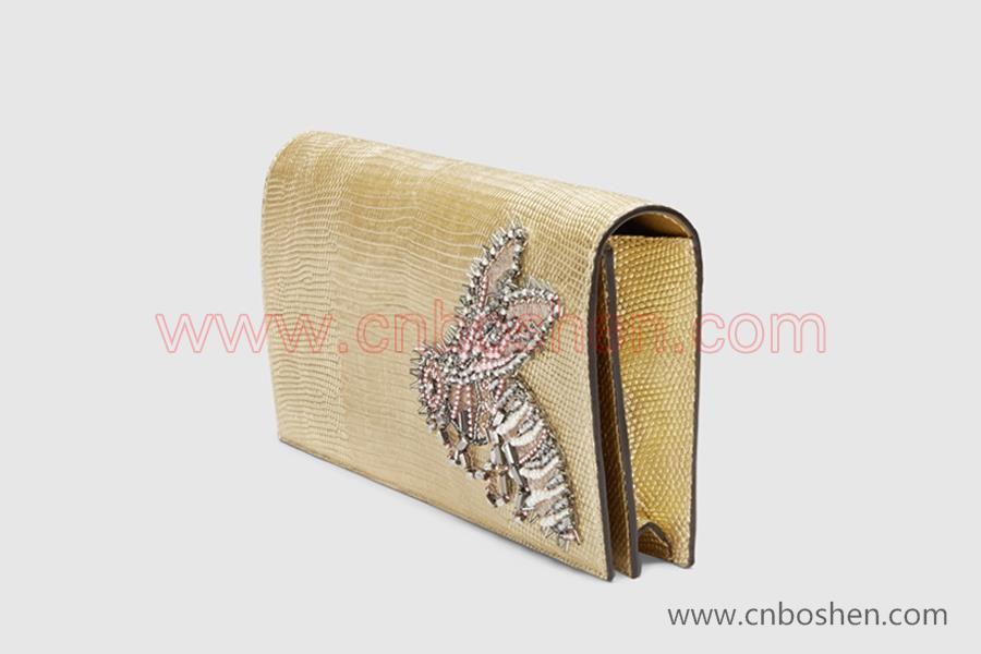 How to choose an appropriate purse manufacturer to customize purses for you?