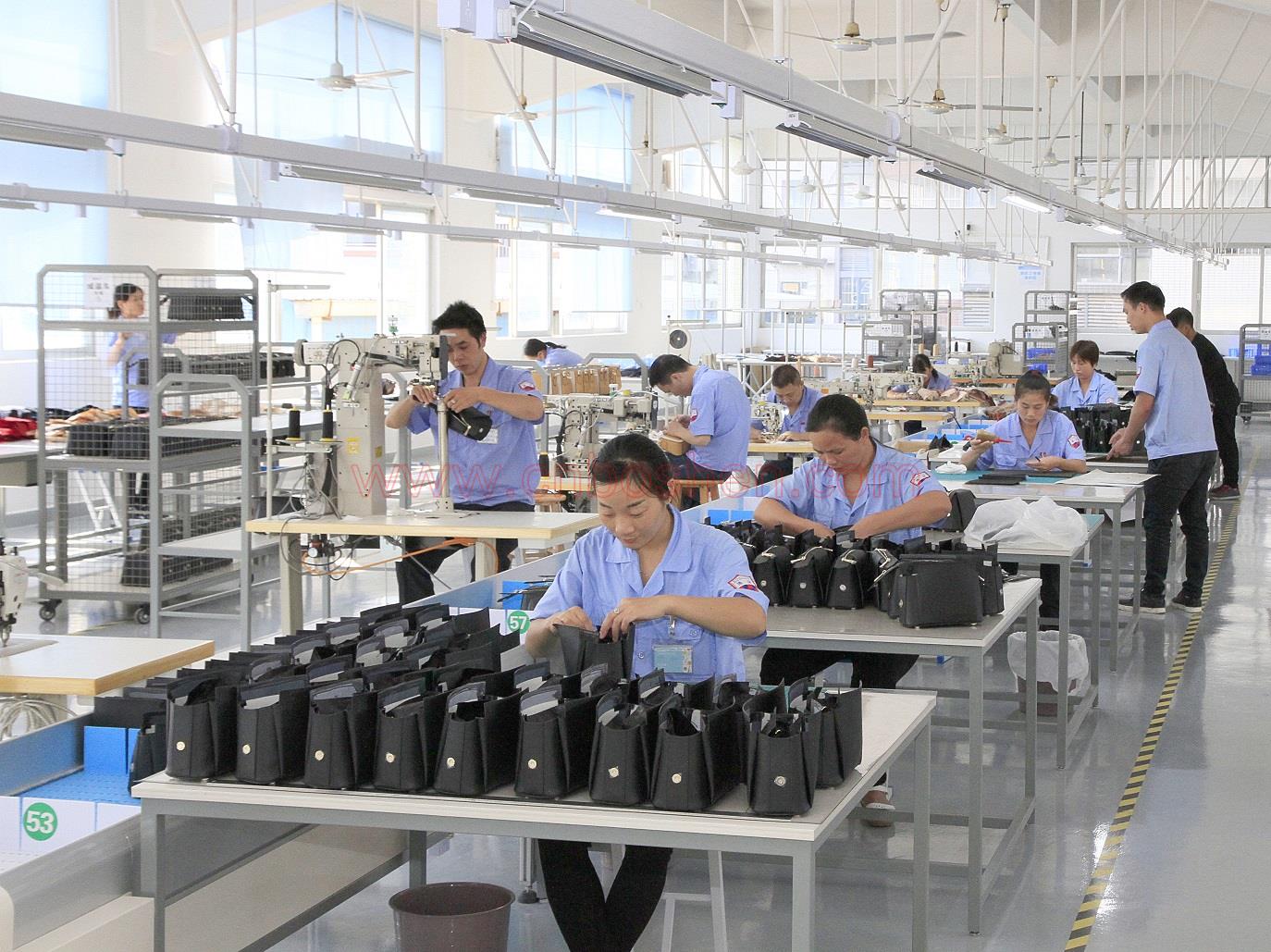 A customer from Shenzhen visited Guangzhou Boshen Leather Goods Manufacturer to discuss handbag customization